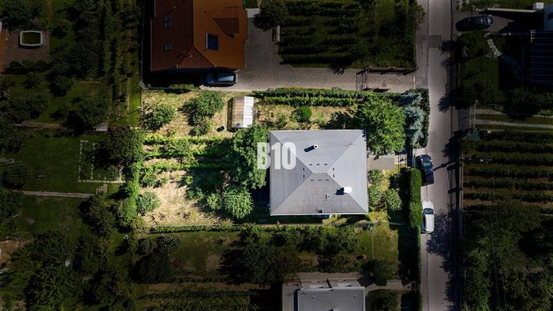 Ein Einfamilienhaus in der Kamenna-Straße in Nitra, umgeben von Grün und Obstbäumen.