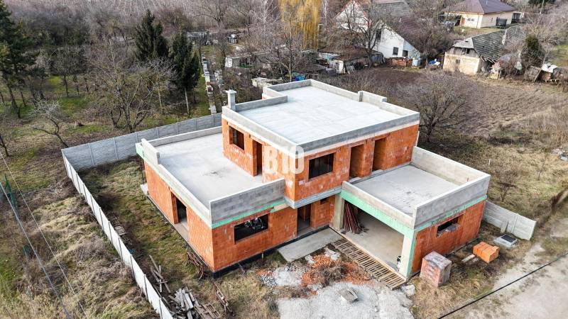 Bauprojekt: Einfamilienhaus, Ziegelkonstruktion, ohne Dach, in natürlicher Umgebung.