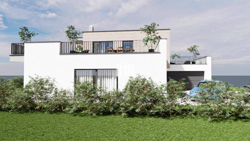 Ein Einfamilienhaus mit Terrasse, umgeben von Grün, Parkplatz für ein Auto, blauer Himmel.