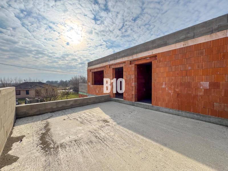 Der Bau eines Einfamilienhauses aus Ziegeln, neben der Immobilie, klarer Himmel, Bauarbeiten.