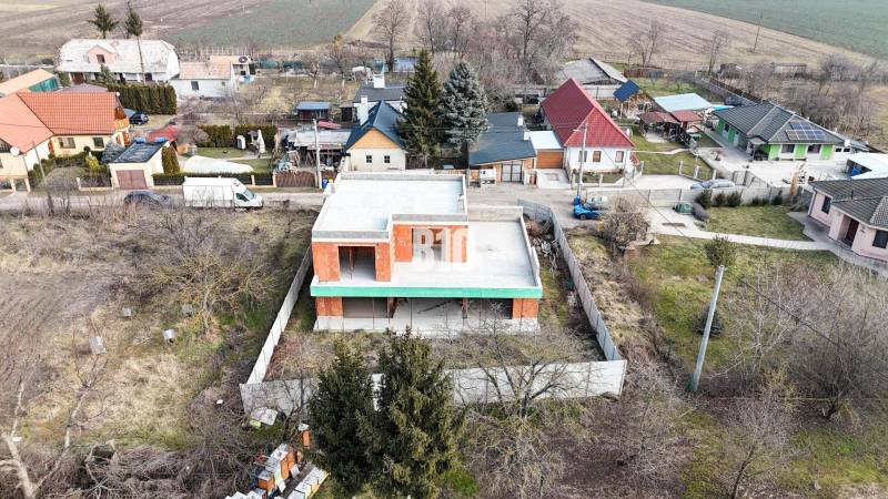 Bau eines Einfamilienhauses mit Garage in einer angenehmen ländlichen Umgebung zwischen Einfamilienhäusern.