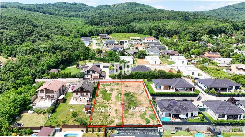 Grundstücke - Wohnen in Štitáre, umgeben von Häusern und Wäldern, bereit für den Bau.