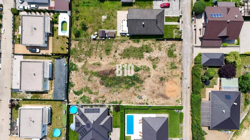 Luftaufnahme von Baugrundstücken in Štitáre, umgeben von Einfamilienhäusern.