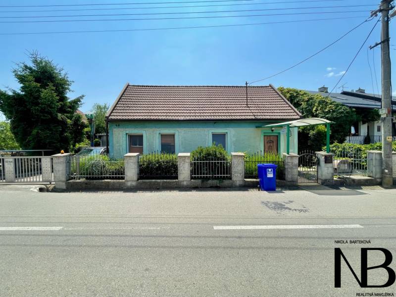 Ein Einfamilienhaus in der Záblatská-Straße in Trenčín mit einem Garten hinter dem Zaun.