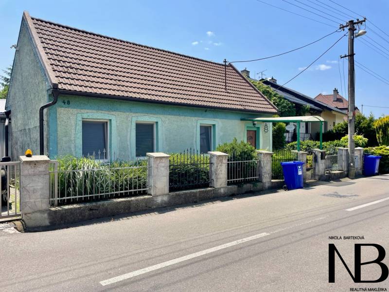 Ein Einfamilienhaus in der Záblatská-Straße in Trenčín mit einem klassischen Dach und einer blauen Fassade.