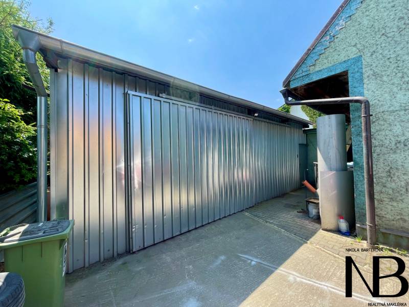 Blechgarage neben einem Einfamilienhaus in der Záblatská-Straße in Trenčín.