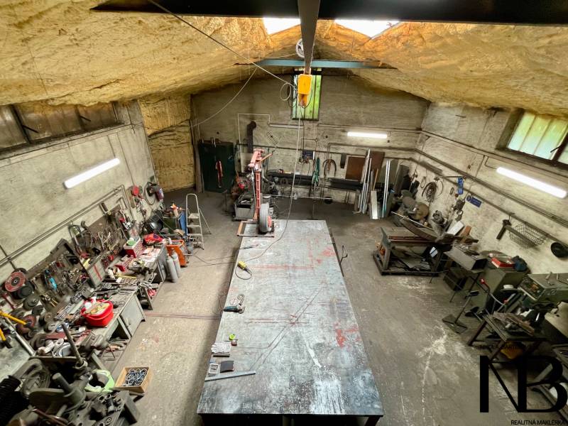 Dielňa v rodinnom dome s nástrojmi a pracovným stolom, Záblatská ulica, Trenčín.