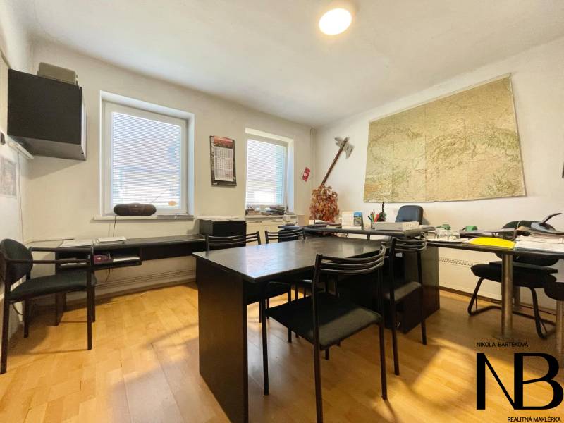 Büro in einem Einfamilienhaus mit einer Karte an der Wand und Möbeln für Arbeit und Besprechungen.