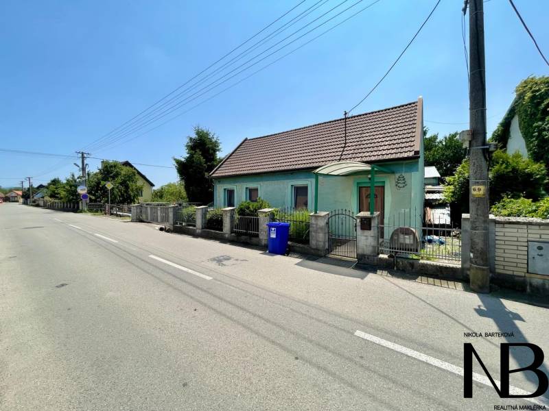 Einfamilienhaus in der Záblatská-Straße in Trenčín, neben der Straße mit dem blauen Container.