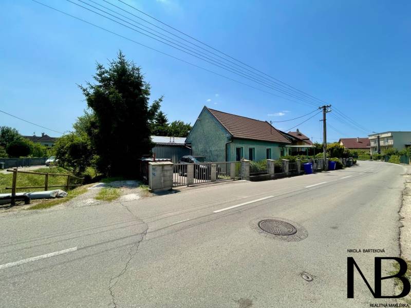 Das Einfamilienhaus in der Záblatská-Straße in Trenčín, neben dem Zaun stehen Mülleimer.