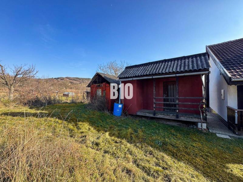 Ein Landhaus und Gärten in Nitra an einem sonnigen Tag.