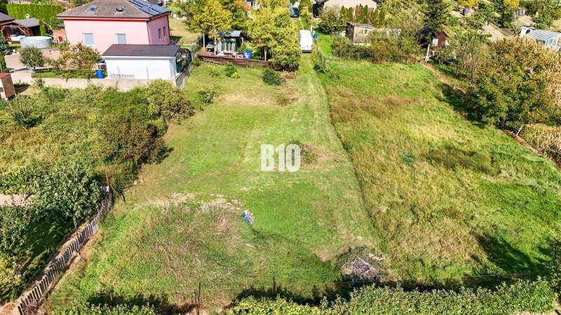 Grundstücke - Wohnen in Nitra mit gepflegtem Garten und umliegenden Häusern.