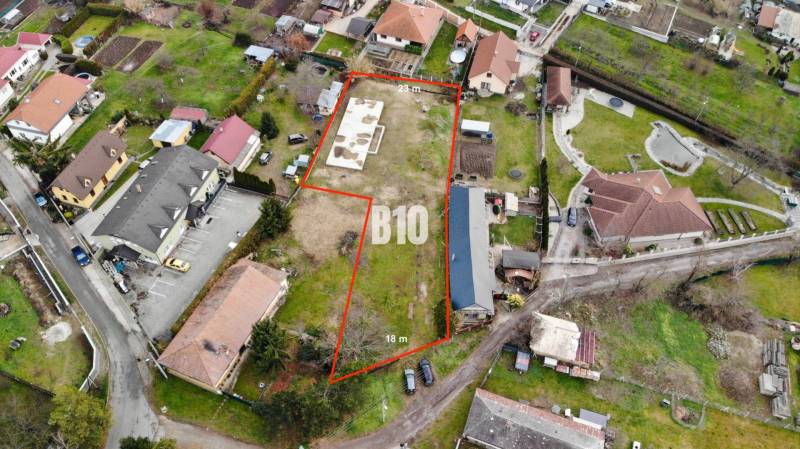 Luftaufnahme von Grundstücken, die sich für Wohnzwecke in einem Wohngebiet eignen.