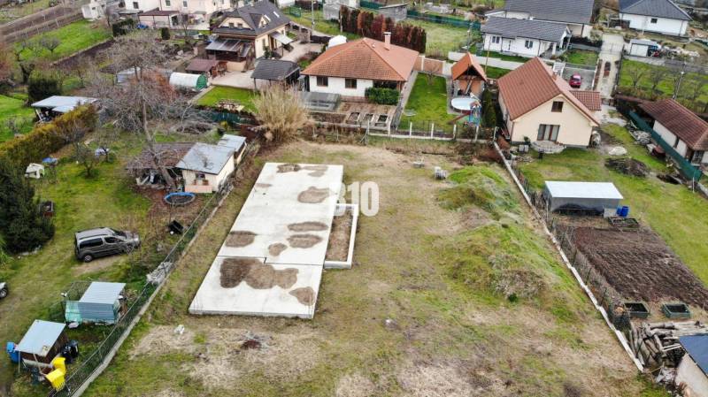 Ein Baugrundstück, umgeben von Einfamilienhäusern, ideal zum Wohnen in einer ruhigen Lage.