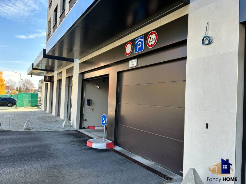 Einfahrt zur Garage in der Karpatská Straße in Poprad, mit einem Parkplatzschild für eine Zweizimmerwohnung.