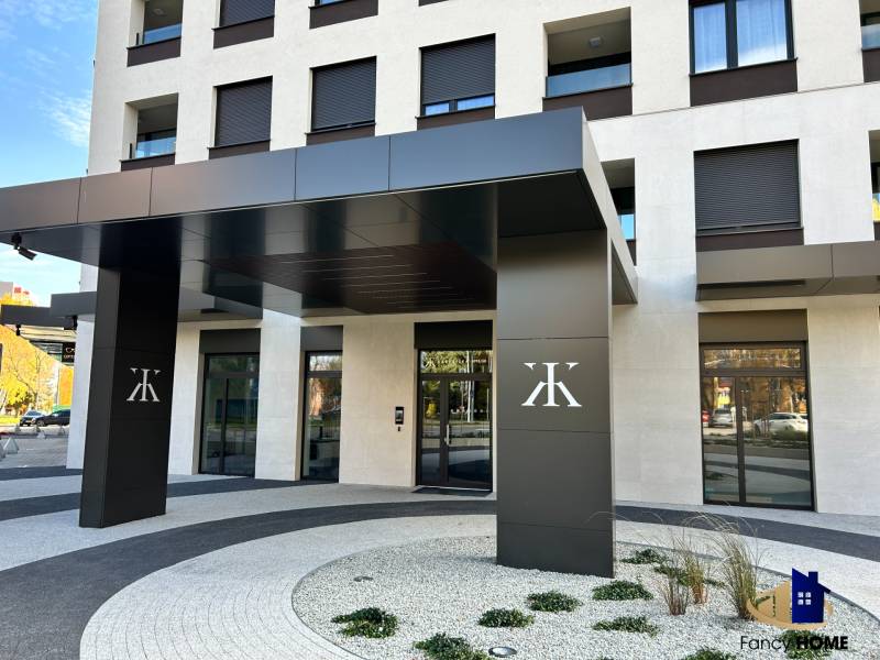 Der Eingang des Gebäudes in der Karpatská-Straße in Poprad mit modernem Design und eleganten Details.