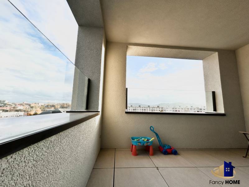 Balkon einer 2-Zimmer-Wohnung in der Karpatská-Straße in Poprad mit Blick auf die Stadt.