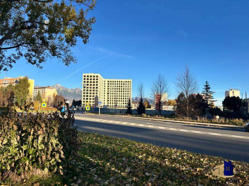 Herbstszenerie in der Karpatská-Straße in Poprad mit einem Panorama der Berge im Hintergrund.