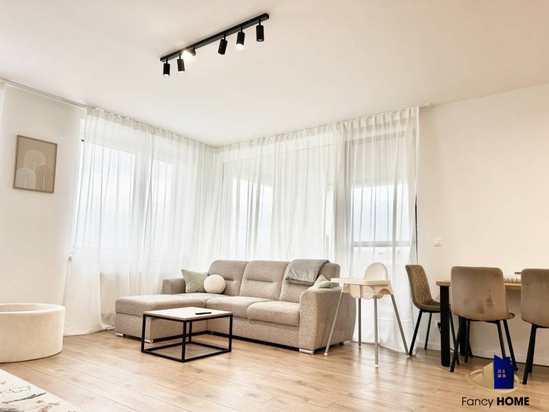 Wohnzimmer in einer 2-Zimmer-Wohnung mit Sofa und Holzboden.