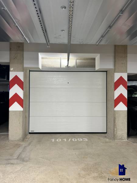 Garagenstellplatz mit Tor im Gebäude in der Karpatská-Straße in Poprad.