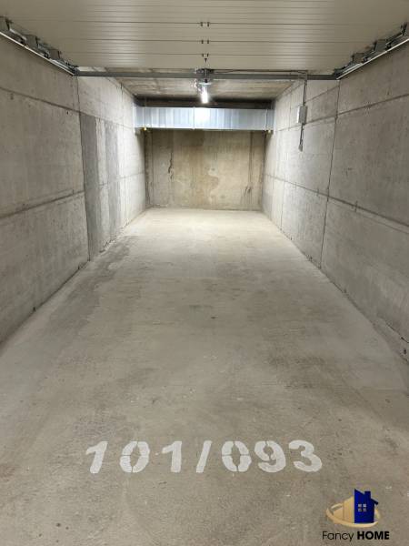 Garagenraum in einer 2-Zimmer-Wohnung mit Betonwänden und der Nummerierung 101/093.