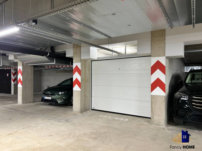 Garagenstellplatz in der Karpatská-Straße in Poprad mit Parkmöglichkeit für zwei Autos.