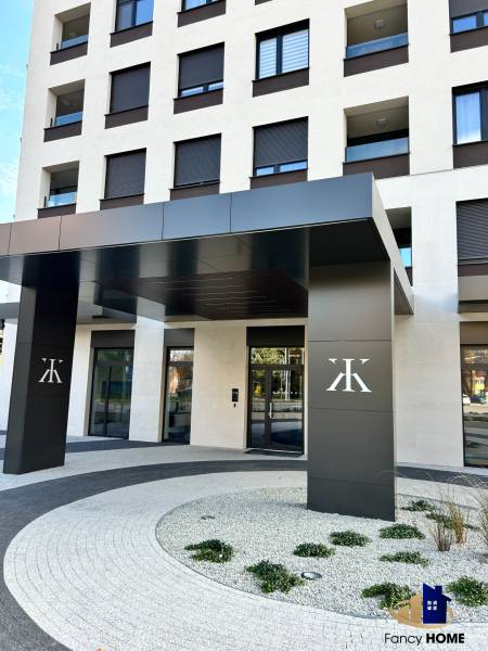 Eingang eines Wohnhauses in der Karpatská-Straße in Poprad mit Gartenanlage bei den 2-Zimmer-Wohnungen.