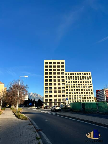Das Gebäude in der Karpatská Straße in Poprad mit Blick auf die Tatra und den blauen Himmel.