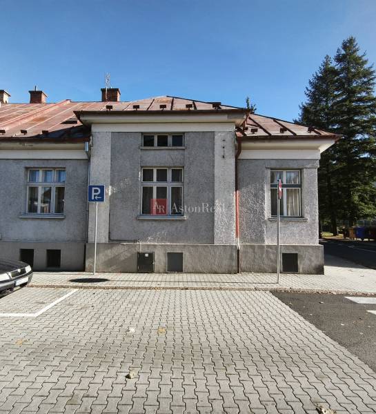 Einfamilienhaus in Banská Bystrica im Stadtteil Uhlisko mit einem Parkplatz und einem Blechdach.