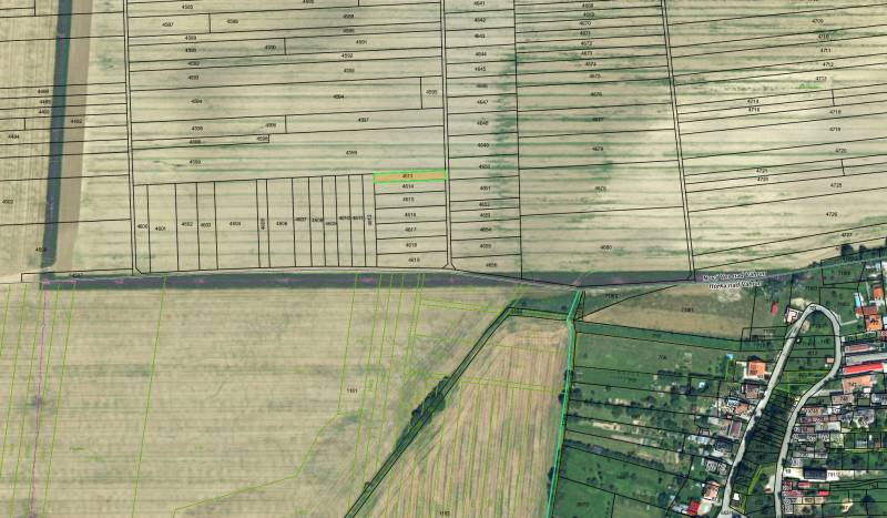 Luftaufnahme von landwirtschaftlichen und forstwirtschaftlichen Grundstücken in Nová Ves nad Váhom.