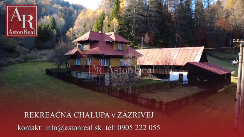 Ein Einfamilienhaus in Zázrivá, umgeben von Wäldern, mit einer Stein- und Holzkonstruktion.