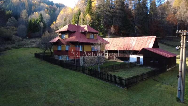 Ein Einfamilienhaus in Zázrivá, umgeben von Natur und Wäldern, mit einem großen Hofraum.