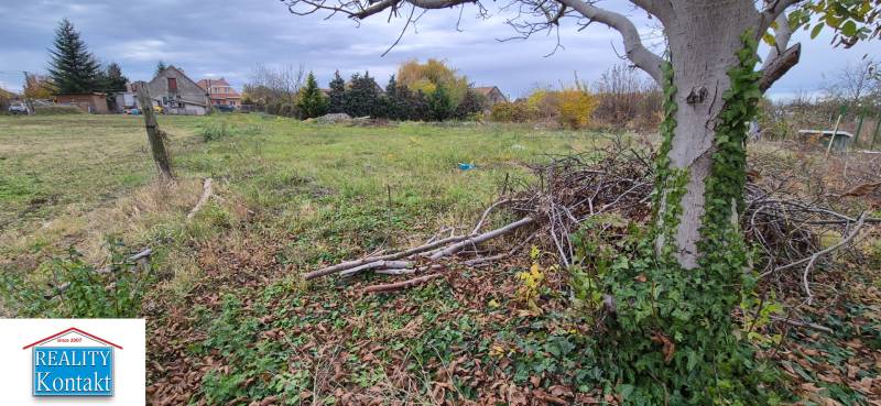 Grundstück in Tvrdošovce geeignet zum Wohnen, umgeben von Bäumen und Grünflächen.