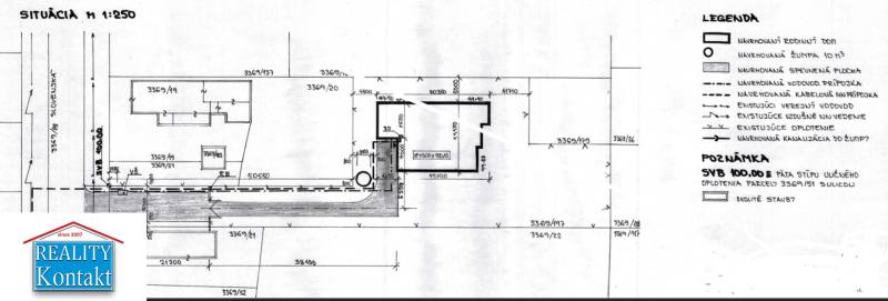 Baugrundstücksplan in Tvrdošovce mit Entwurf der Ingenieurnetze und eines Einfamilienhauses.