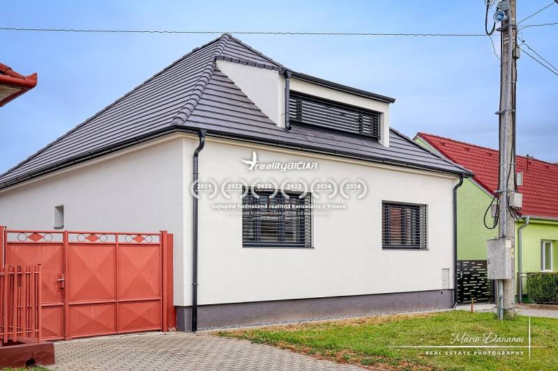 Einfamilienhaus in der Orechová-Straße in Jaslovské Bohunice mit weißer Fassade und schwarzem Dach.