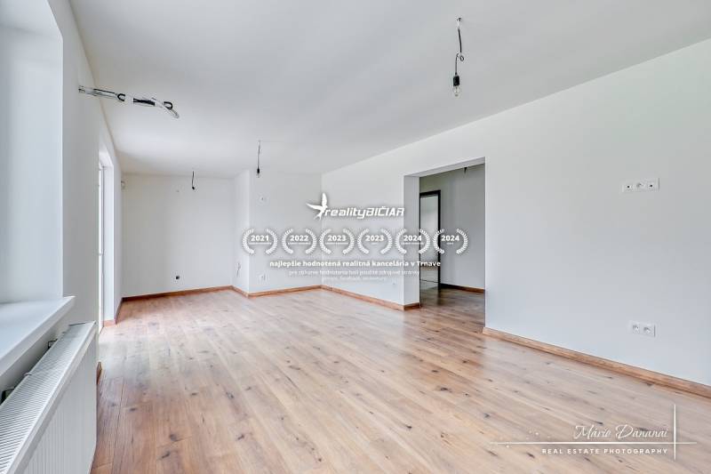 Ein geräumiger Raum mit Holzboden in einem Einfamilienhaus.