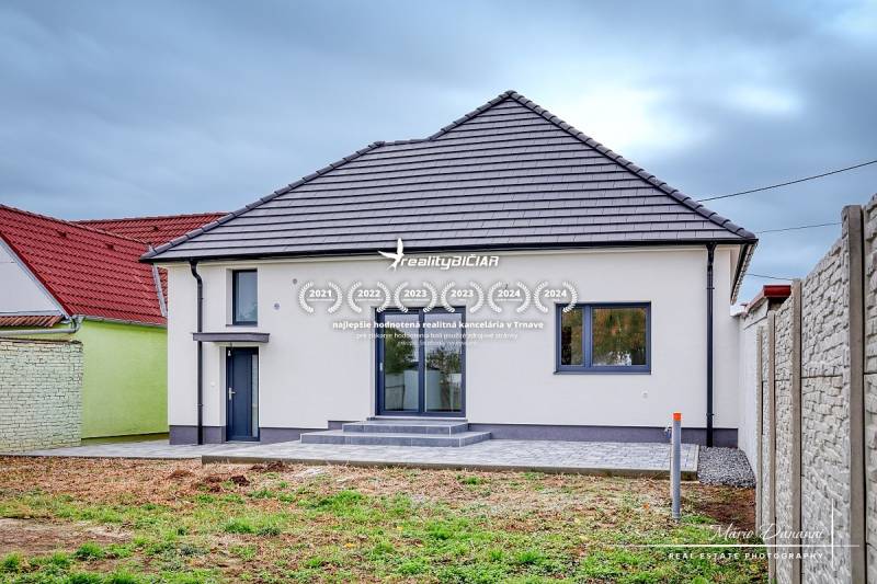 Einfamilienhaus in der Orechová-Straße in Jaslovské Bohunice mit Terrasse und Rasen.