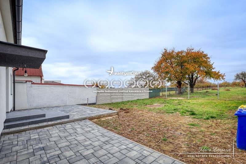 Das Äußere des Einfamilienhauses in der Orechová-Straße in Jaslovské Bohunice mit Terrasse und Garten.