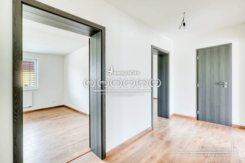 Einfamilienhaus mit Holzboden, Türen und weißen Wänden.