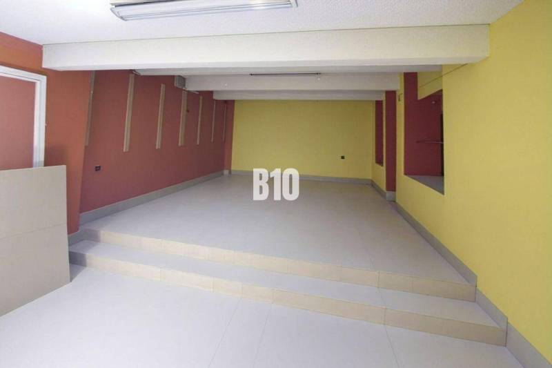 Obchodsräume mit bunten Wänden und Treppen, glatter Bodenoberfläche.