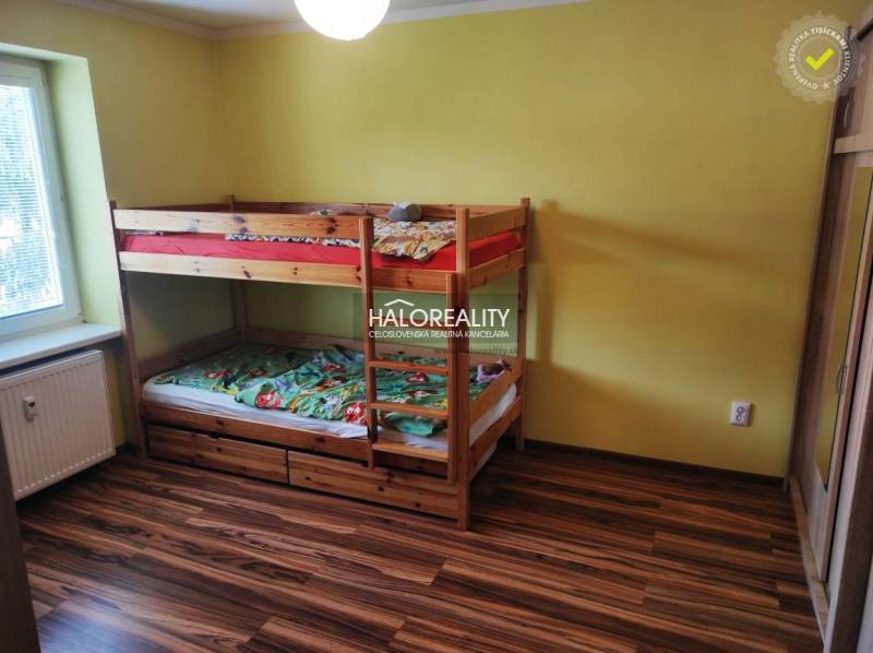 Kinderzimmer mit Etagenbett, gelben Wänden und Holzboden in einer 3-Zimmer-Wohnung.