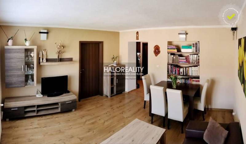 Wohnzimmer einer 3-Zimmer-Wohnung mit Holzboden und Essecke.