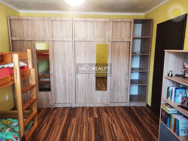 Kinderzimmer mit Etagenbett, großem Schrank und Boden mit Holzdekor in einer 3-Zimmer-Wohnung.