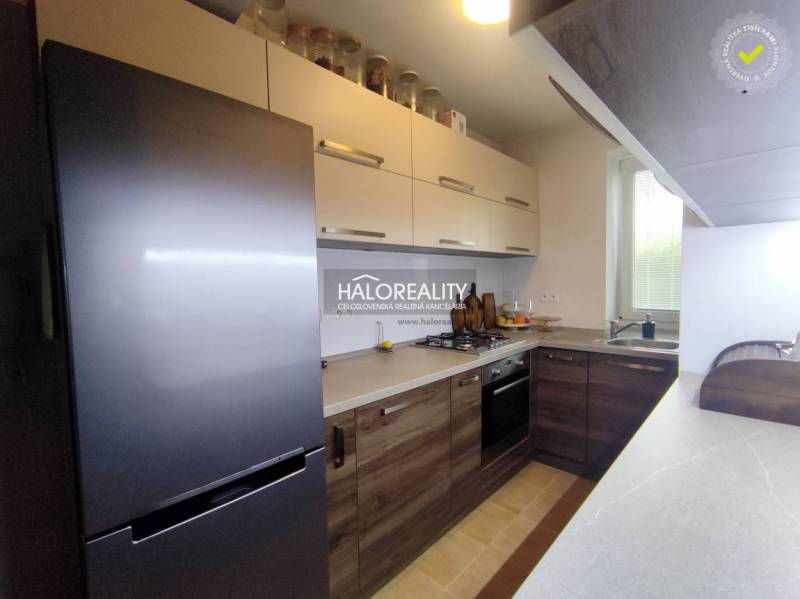 Küche in einer 3-Zimmer-Wohnung mit Holzboden und modernen Geräten.