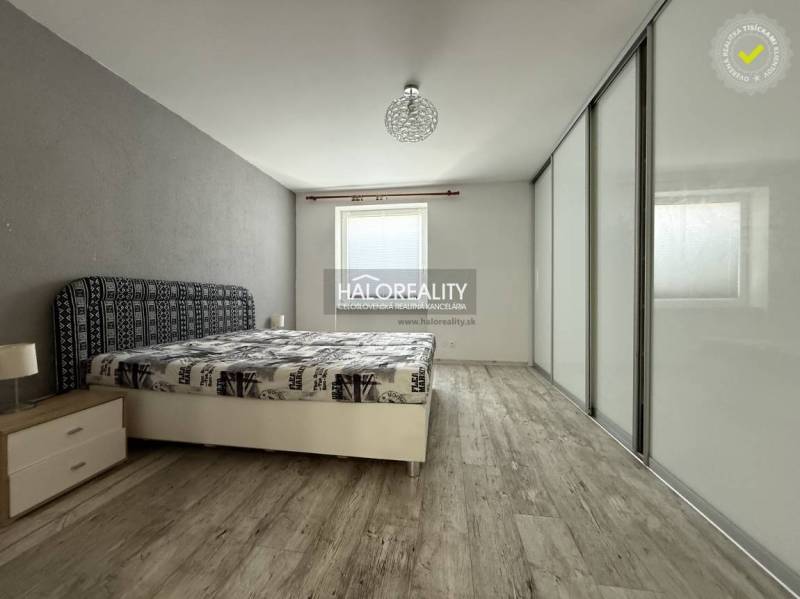 Schlafzimmer in einer 3-Zimmer-Wohnung mit Holzboden und Einbauschrank.