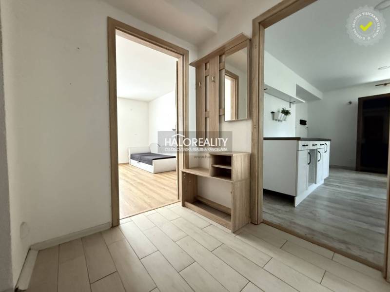 Innenraum einer 3-Zimmer-Wohnung mit Küchenzeile und Blick ins Wohnzimmer.