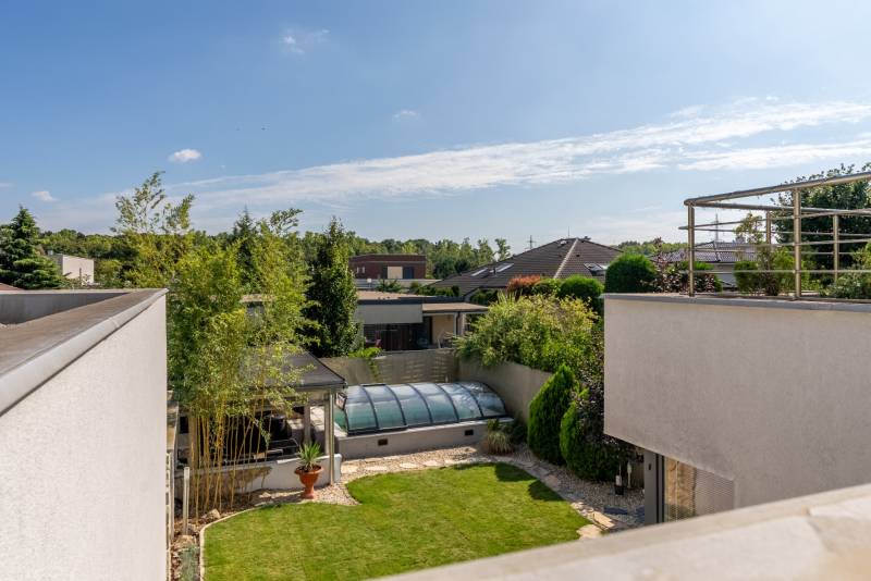 Der Garten des Einfamilienhauses in der Jazdecká-Straße in Trnava mit Pool und Grünflächen.