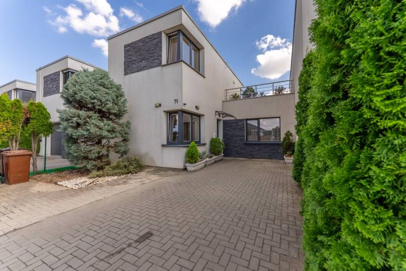Einfamilienhaus in der Jazdecká-Straße in Trnava, mit gepflastertem Hof und Grünflächen.