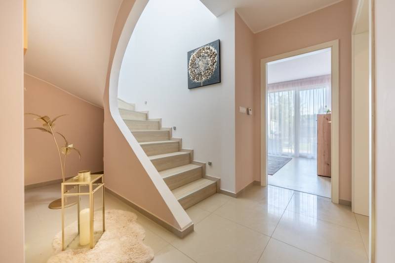 Treppe mit Holzboden in einem Einfamilienhaus mit heller Atmosphäre.