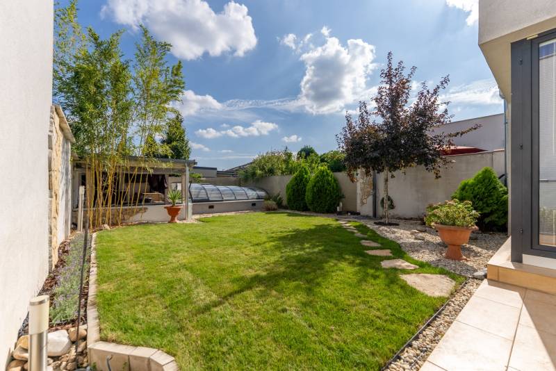 Der Garten eines Einfamilienhauses in Trnava in der Jazdecká-Straße mit Rasen und Pavillon.